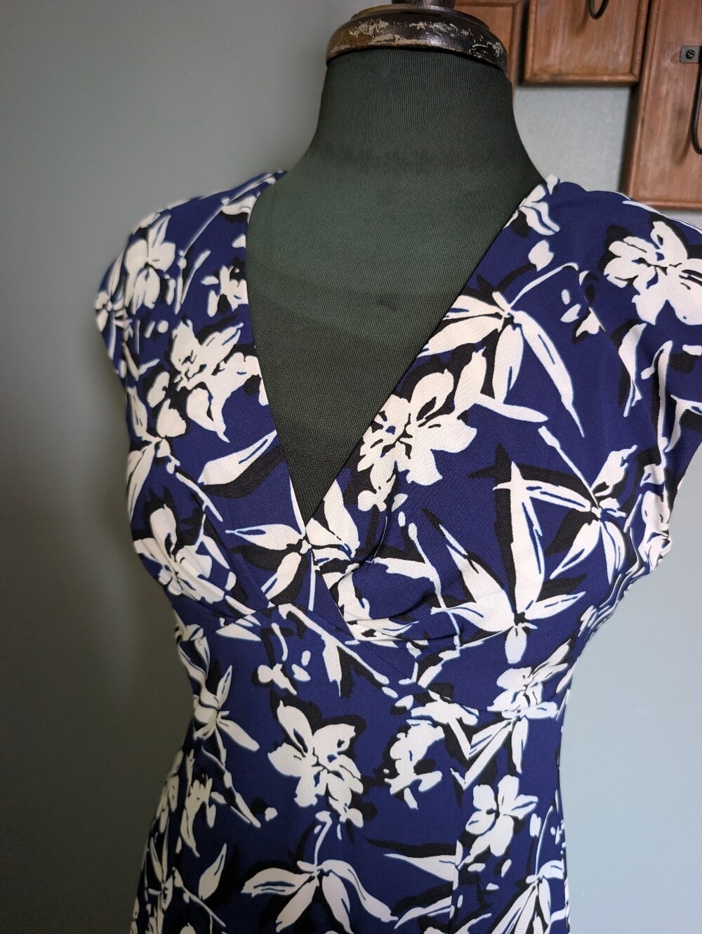 Chaps Women's Navy Blue Floral V-Neck Dress - Picture 3 of 12